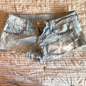 Distressed short shorts